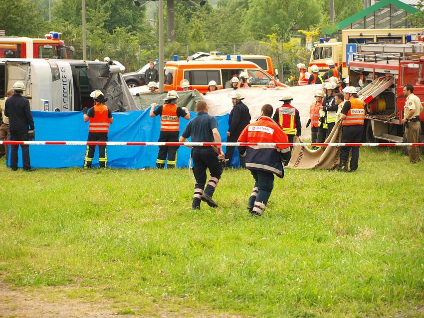 Schwerer Unfall mit Reisebus Lohmar Donrather Dreieck P250.JPG